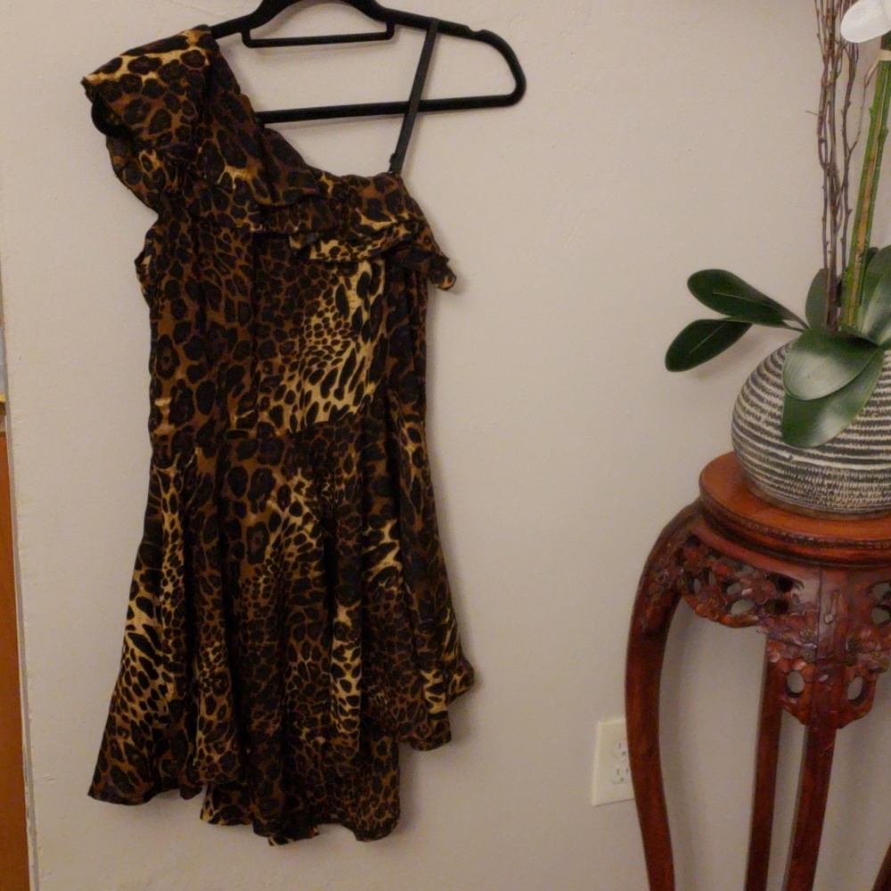 One shoukder cheetah dress w ruffle detail